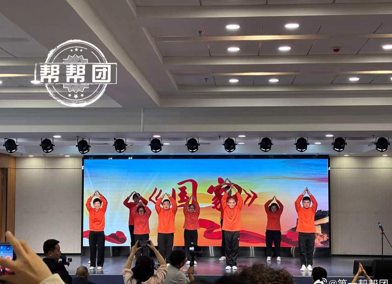 【暖心！60万基金+AI玩偶，他们这样守护“星星的孩子”】4月2日，世界孤独症日