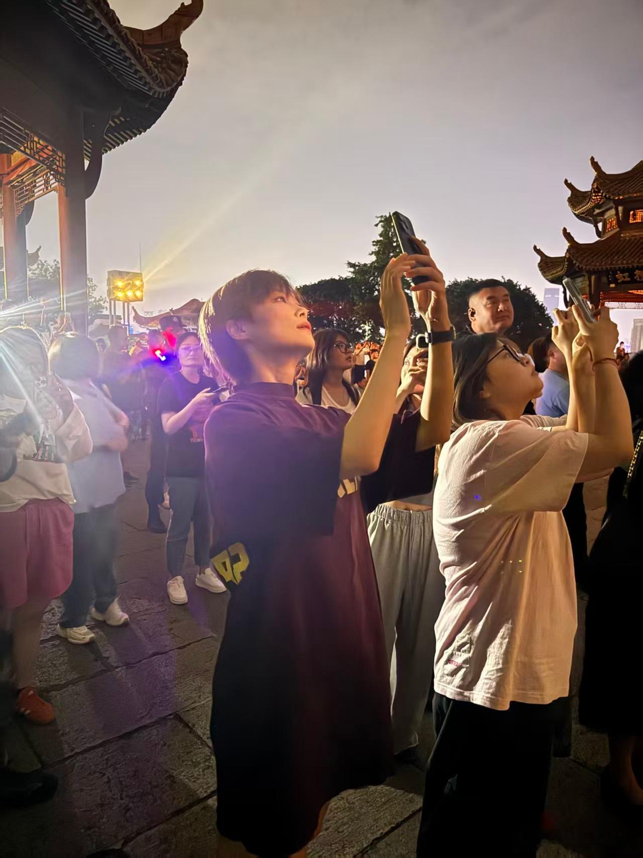 李宇春黄鹤楼 李宇春在黄鹤楼被偶遇，网友说“一看就很有范儿”。这不是废话吗，那可
