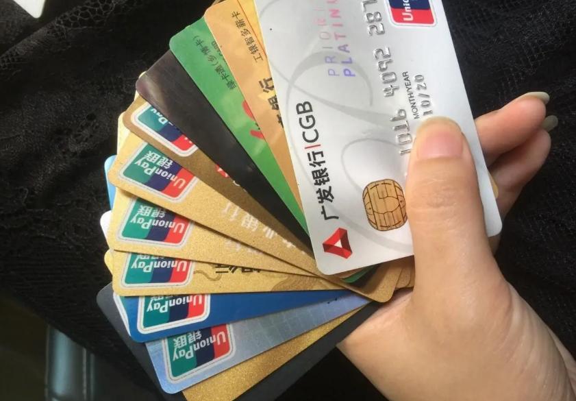 但凡今天信用卡欠款超过 30 万，单张额度超过 5 万的，用卡超过 3 年、5 