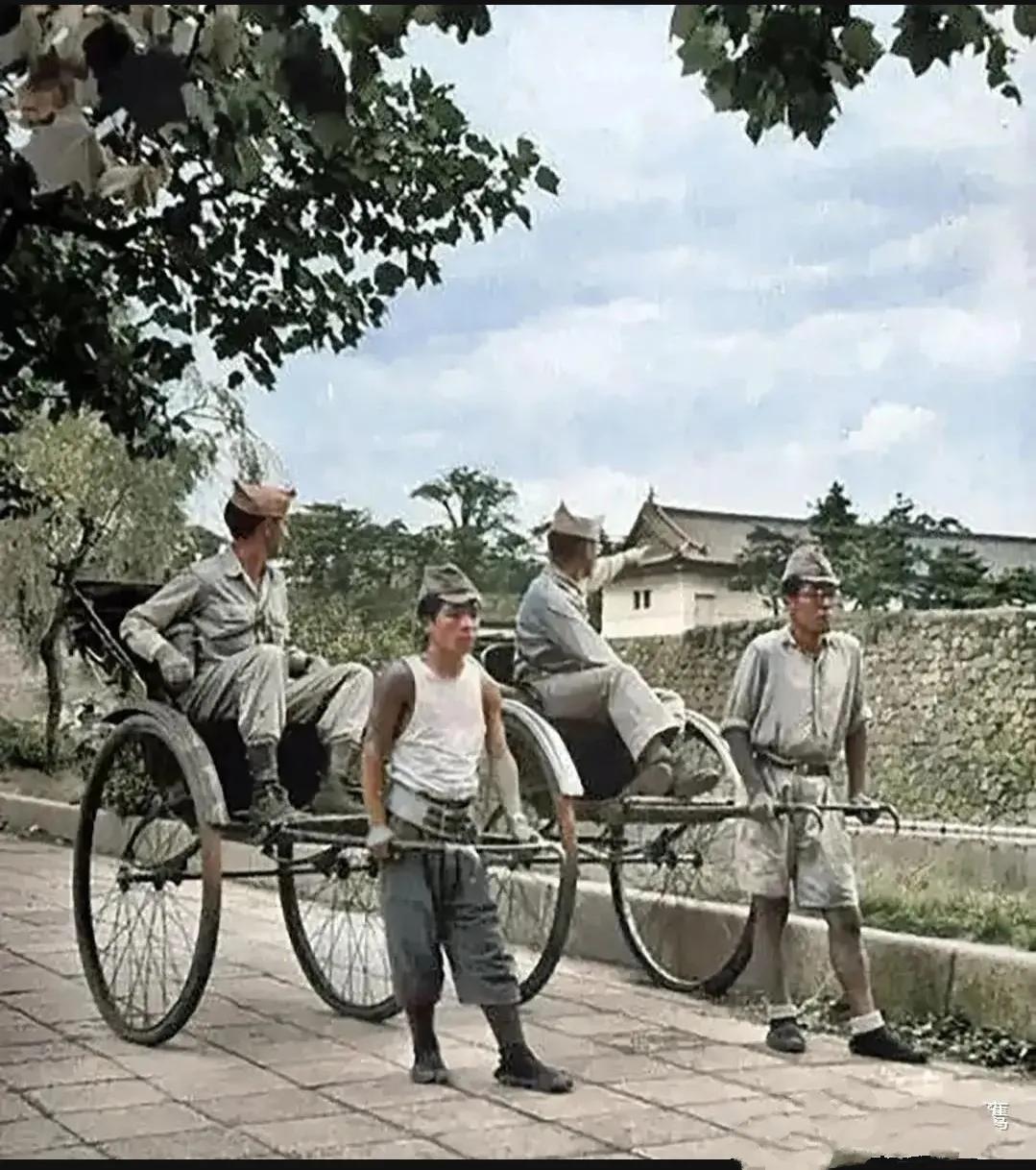这张照片拍摄于 1946 年东京郊外，照片中两名日本退伍老兵拉着人力三轮车，车上