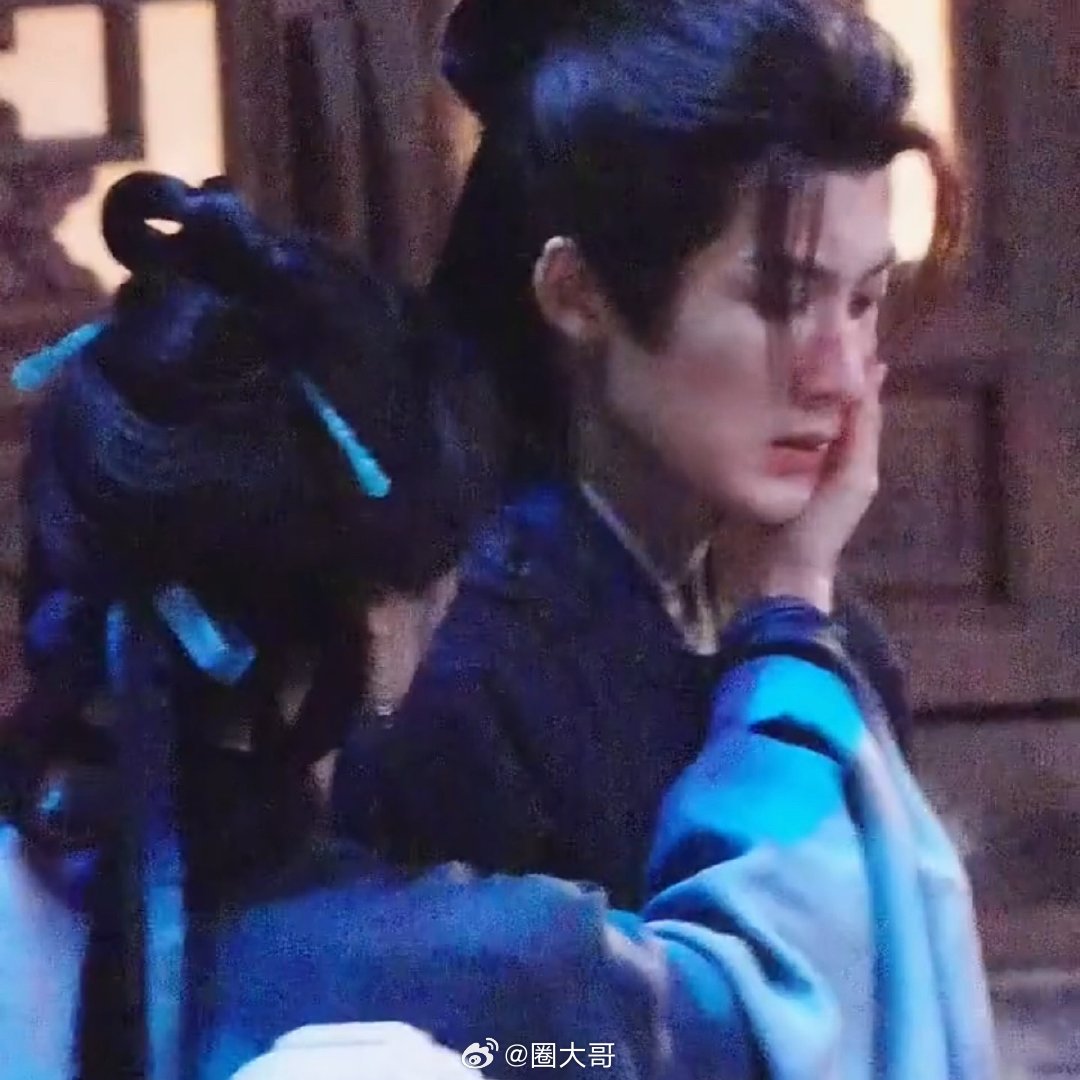檀健次卢昱晓摸脸对视路透檀健次和卢昱晓在电视剧《何不同舟渡》的破碎感绝了啊，受伤