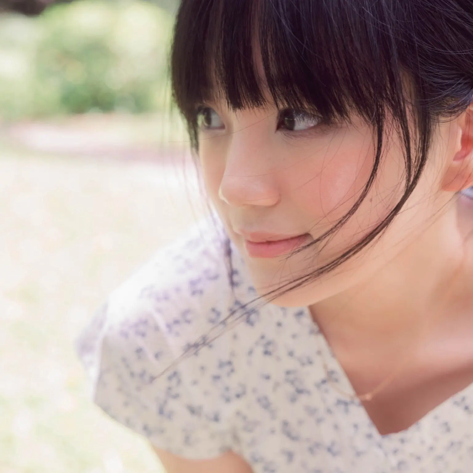 阳光照亮着你眼睛 不需要再多 也美丽