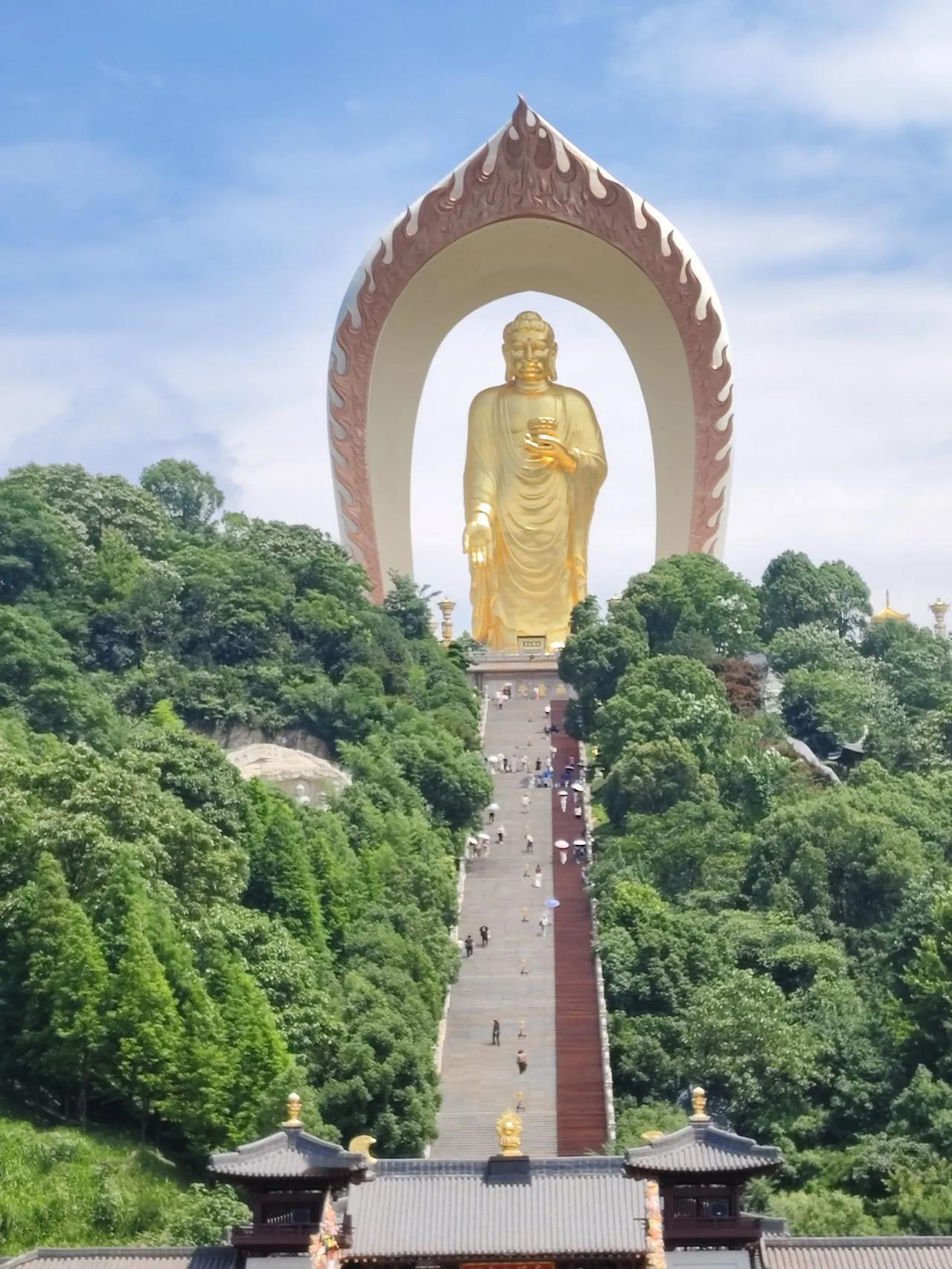 床车自驾游的第888天，终于到了庐山了。对于庐山的印象还只停在望庐山瀑布。
可当