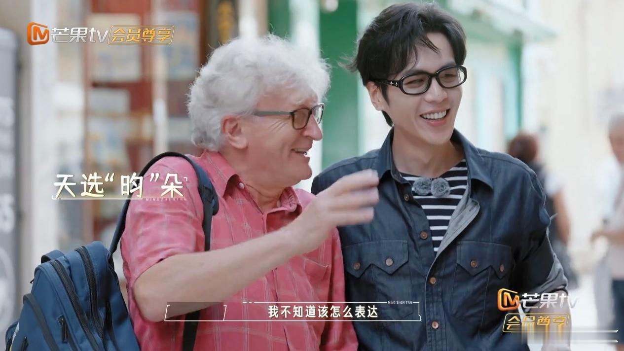张若昀被外国路人要合影 啊啊啊！羡慕可以跟他合影的人，这个老外超有眼光的，要知道