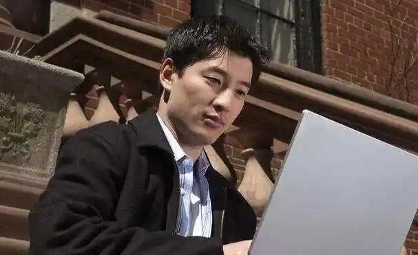 忠诚男人的特征
       忠诚的男人往往具有诸多显著特点。
       他