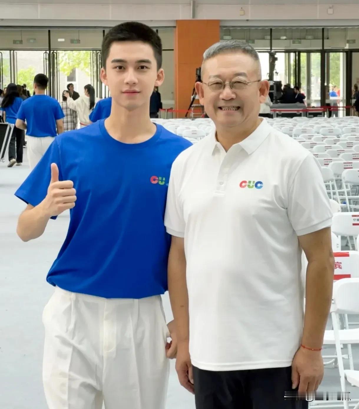 两帅男笑容真甜美，右边位和谒可亲样子象极了左边小男孩的长辈，你们认为是小男孩的长