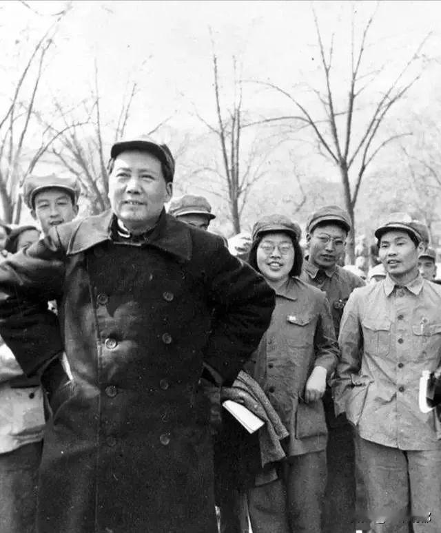 今天是祖国的生日，大江南北、长城内外，红旗飘飘、欢声笑语！可千万千万不要忘了，带