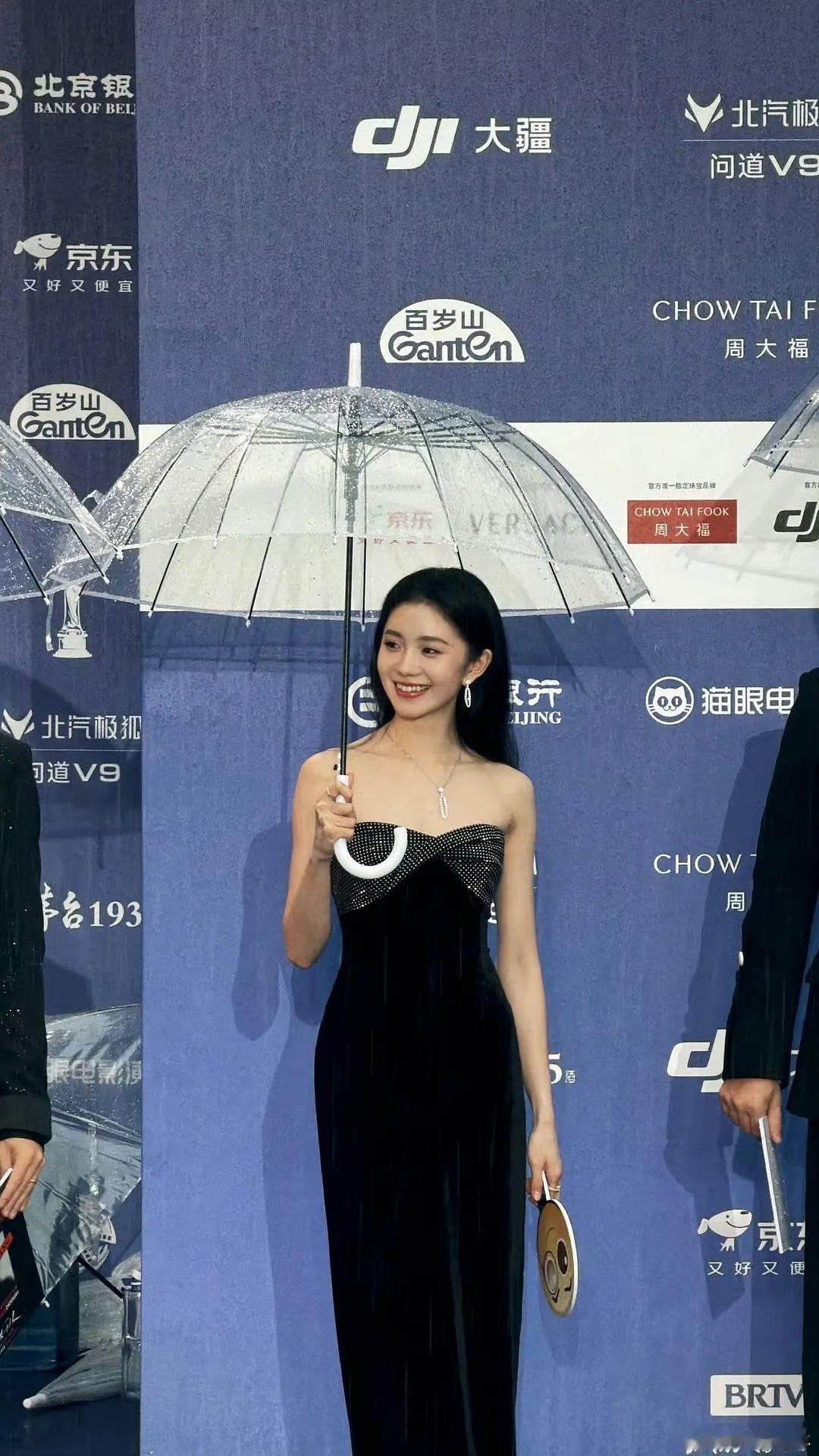 刘浩存演消失的人自己也被吓到北影节红毯刘浩纯超美，据说她自己演消失的人也被吓到了