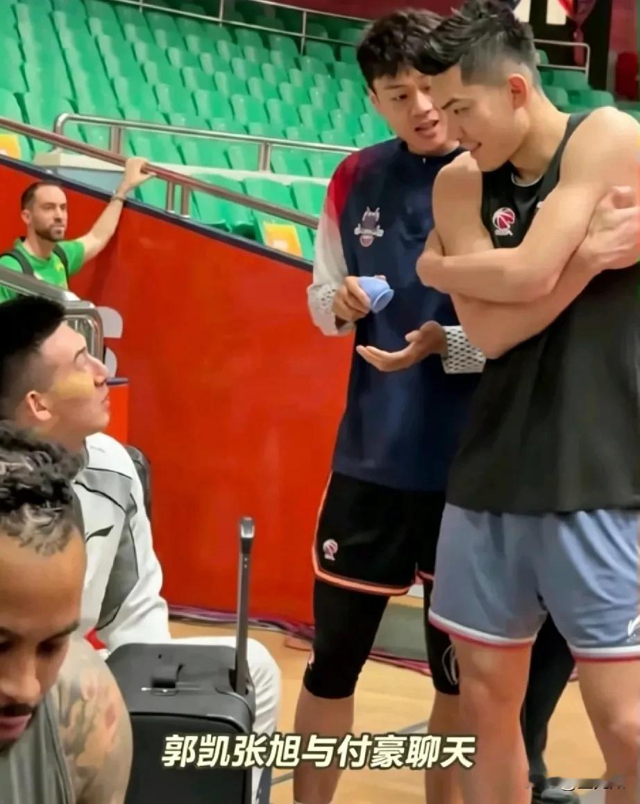辽宁队跟山东队每次碰面，球员之间都聊得火热，毕竟两对球迷之间都非常熟悉，像高诗岩