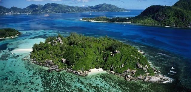 1962年，英国一男子相中一荒岛，发疯似地卖掉了房产来凑钱，当他把小岛收拾好，一