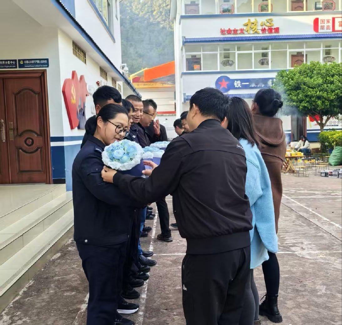 【凤山镇】近日，第六个中国人民警察节来临之际，凤山镇党政班子成员一行赴凤山派出所