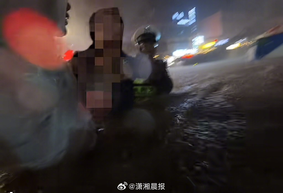 【#暴雨中司机被困车内大学生涉水救援#】#大学生回应暴雨中司机被困涉水救援#据媒