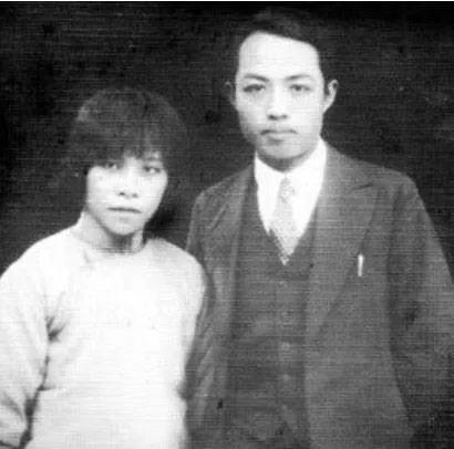 1898年5月4日，福建，一个婴儿呱呱落地。当天，外祖母在同一个屋子里咽了气。母