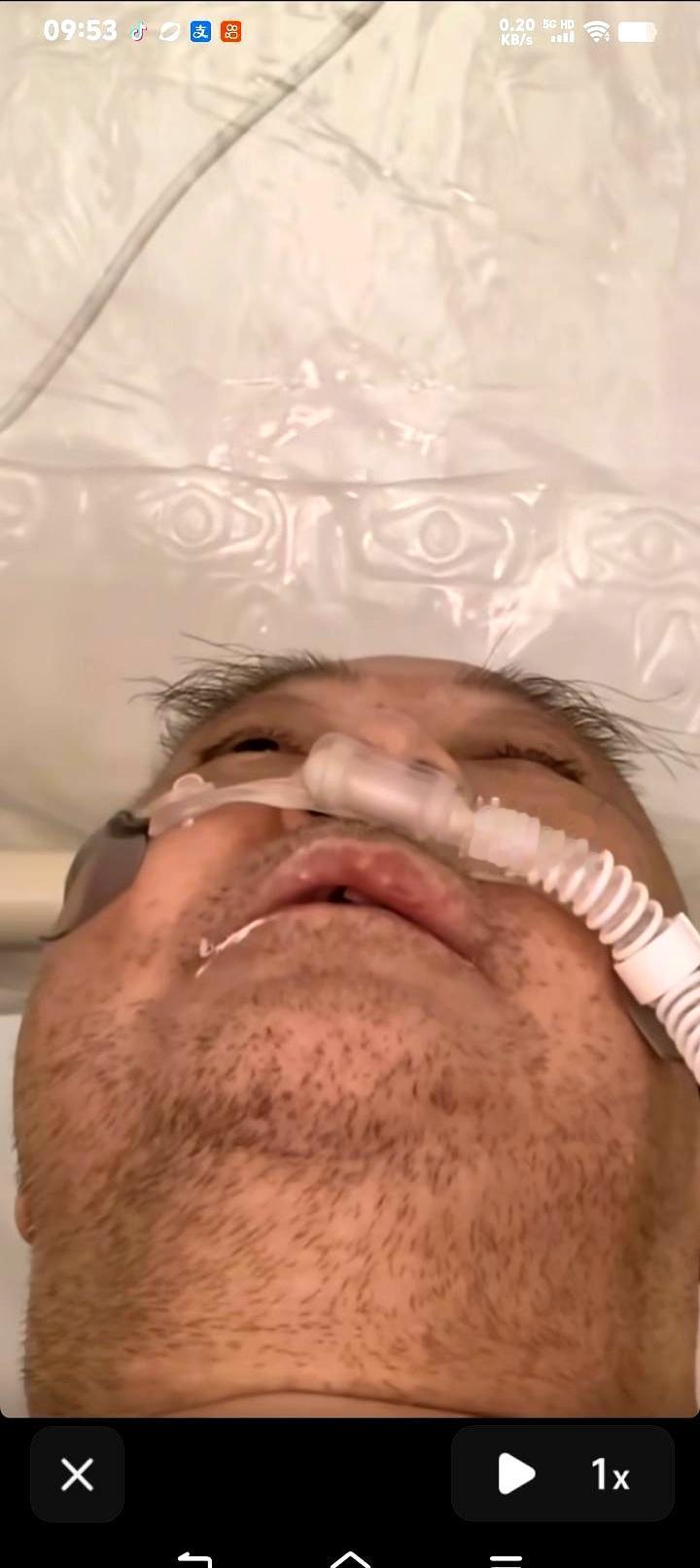 病房的白灯刺得人眨不开眼时，他浑身管线缠身，却举着手机对准自己，清清楚楚地向医护
