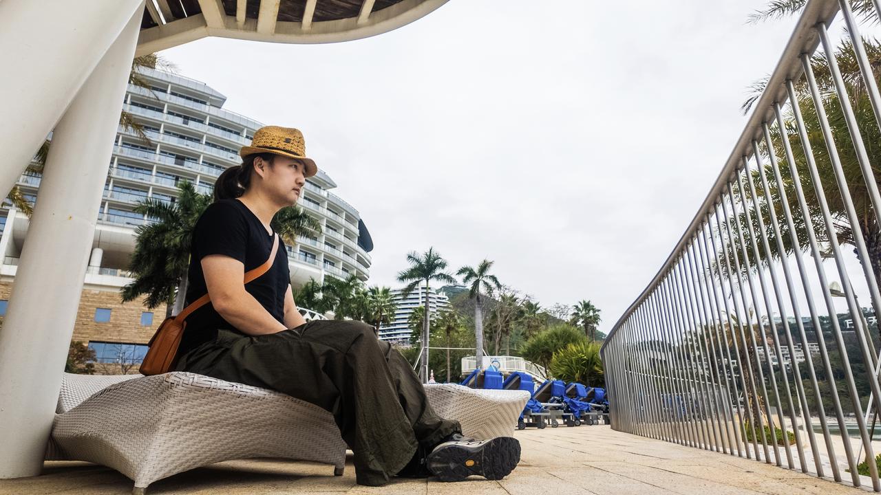 在大梅沙京基洲际酒店的海滩待一会，从房间就能看到海滩，步行几分钟就到，外面的游客