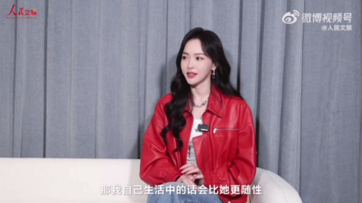 唐嫣说对别人的定义无需解释岁月赋予唐嫣从容与底气，面对外界形形色色的评价坦然释怀
