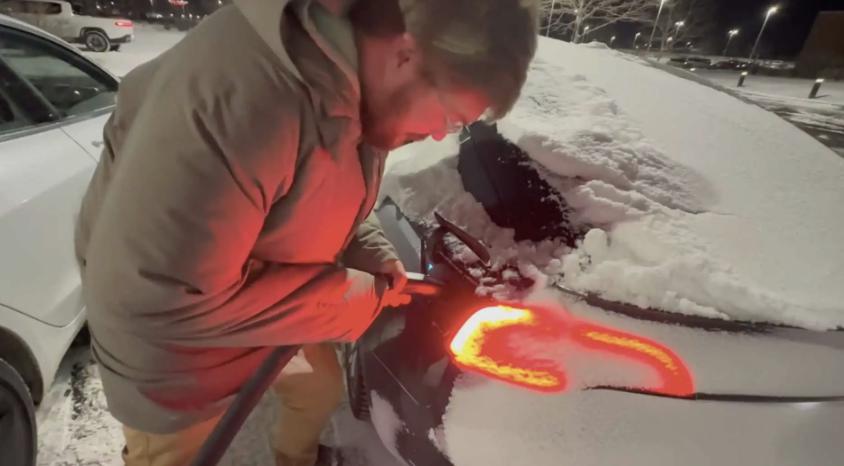 特斯拉新功能，解决了充电口冻住问题
对于冬季居住在寒冷地区的电动车用户，尤其是那