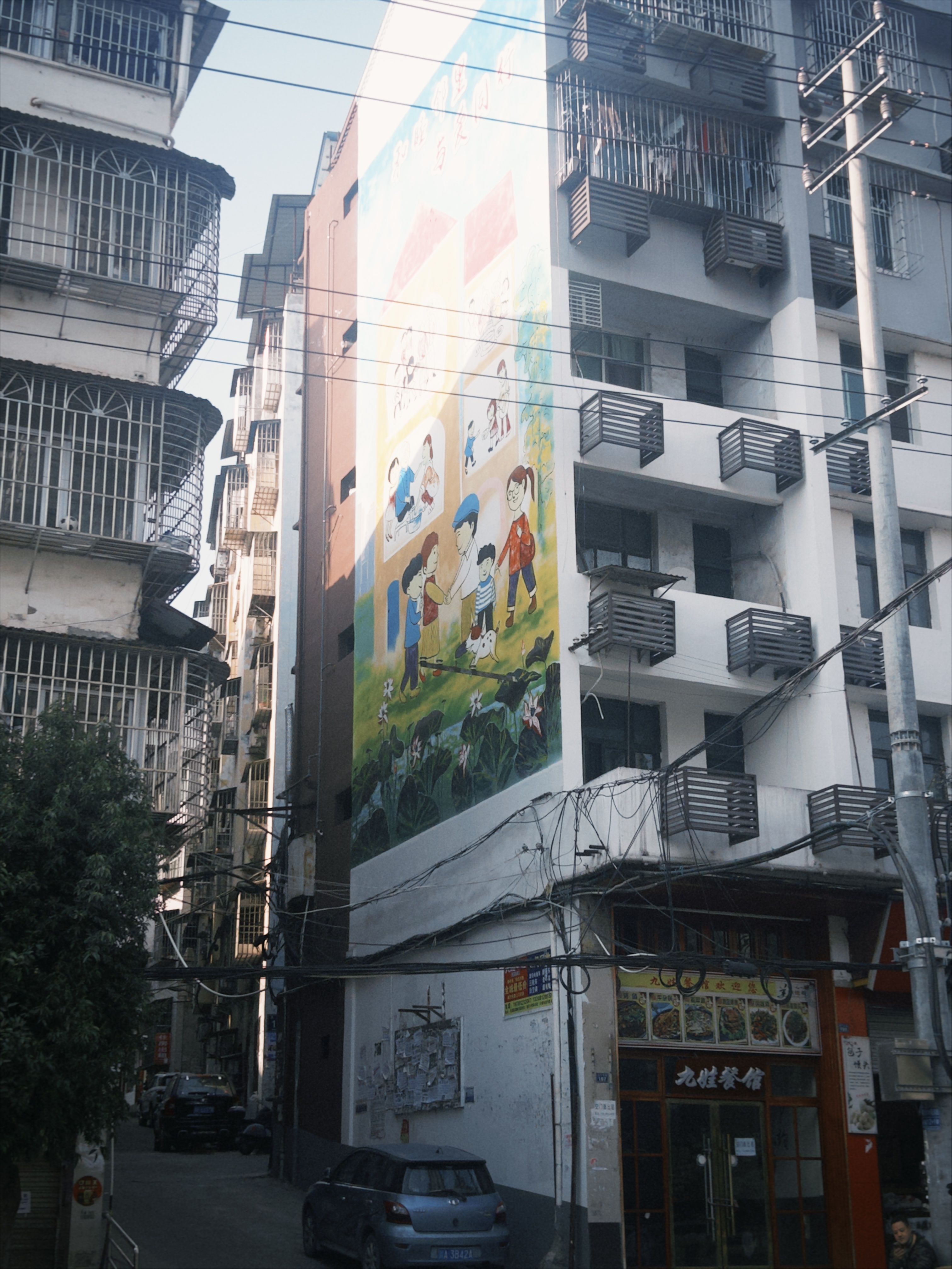 来到熟悉的街巷，砖瓦依旧，烟火如常，风里裹着初中三年的细碎时光。每一步都踩着年少