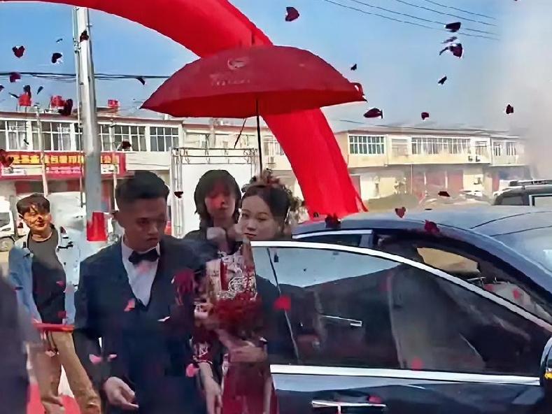 安徽怀远农村婚宴，1000元一桌的排面，城里五星级酒店都输了！

五口大锅同时开