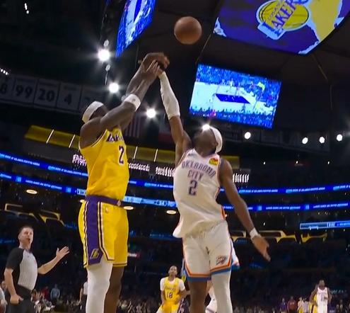 这是什么场面？
亚历山大对范德彪三分犯规！
范德彪三罚不中...

范德彪的三分