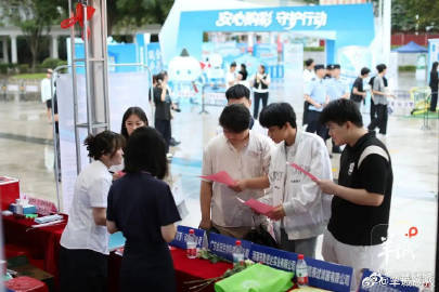 【媒体评：#河源借力粤BA粤超办招聘会是务实之举#】#河源办起夜间招聘会# 招工