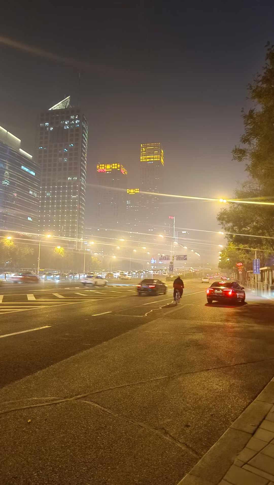初冬，似雾似霾，城市有些迷离和妖冶。