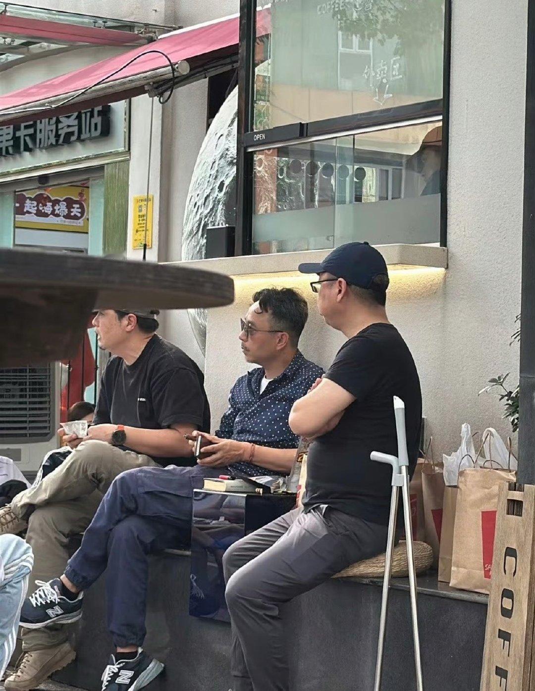 汪涵有多爱吃槟榔咖啡店门口偶遇汪涵吃槟榔 网友分享在咖啡店门口偶遇汪涵，和朋友一