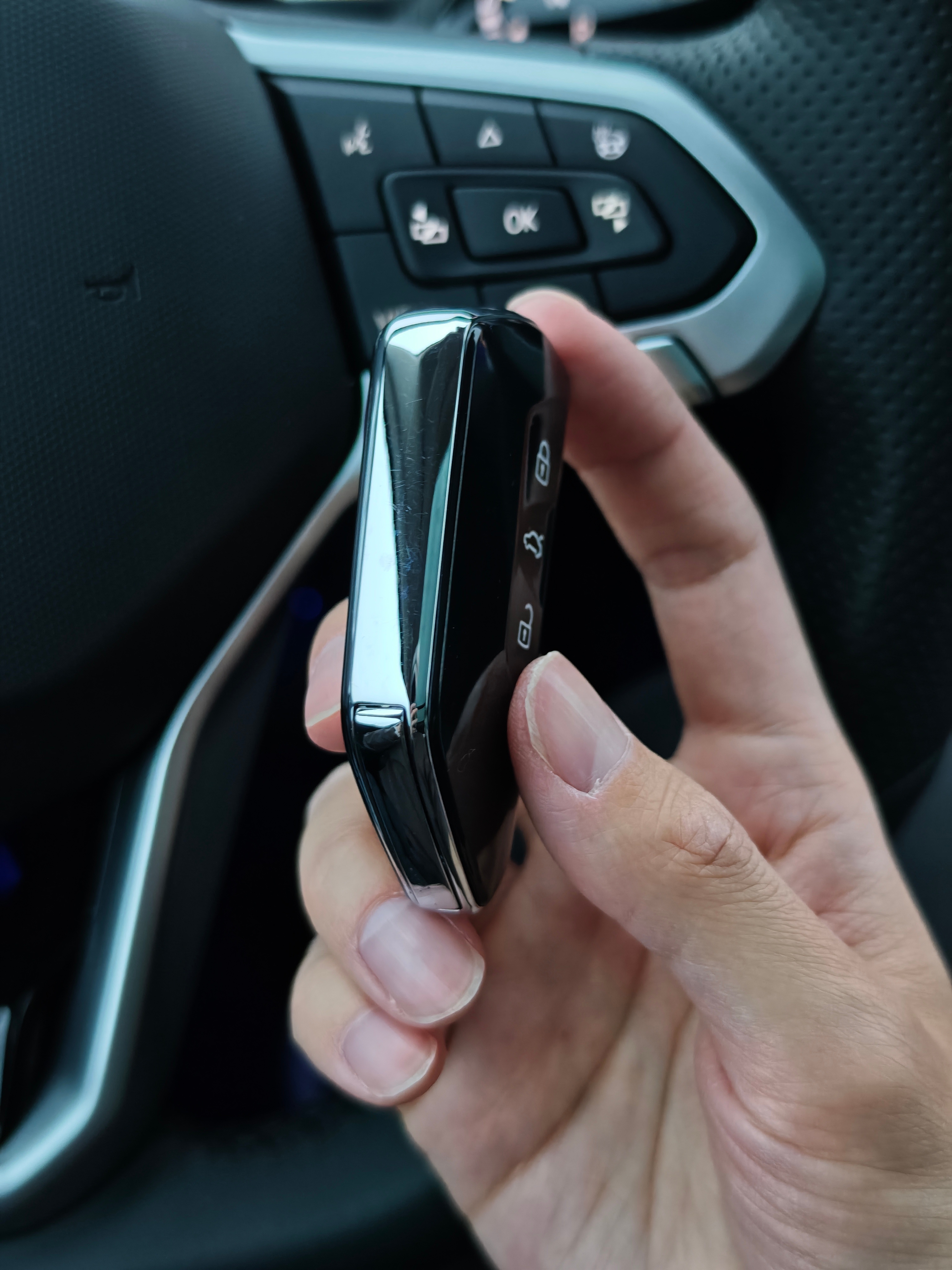 现在很多品牌的车钥匙都是塑料材质，拿着轻飘飘的大众车钥匙上还是有很多金属，分量感