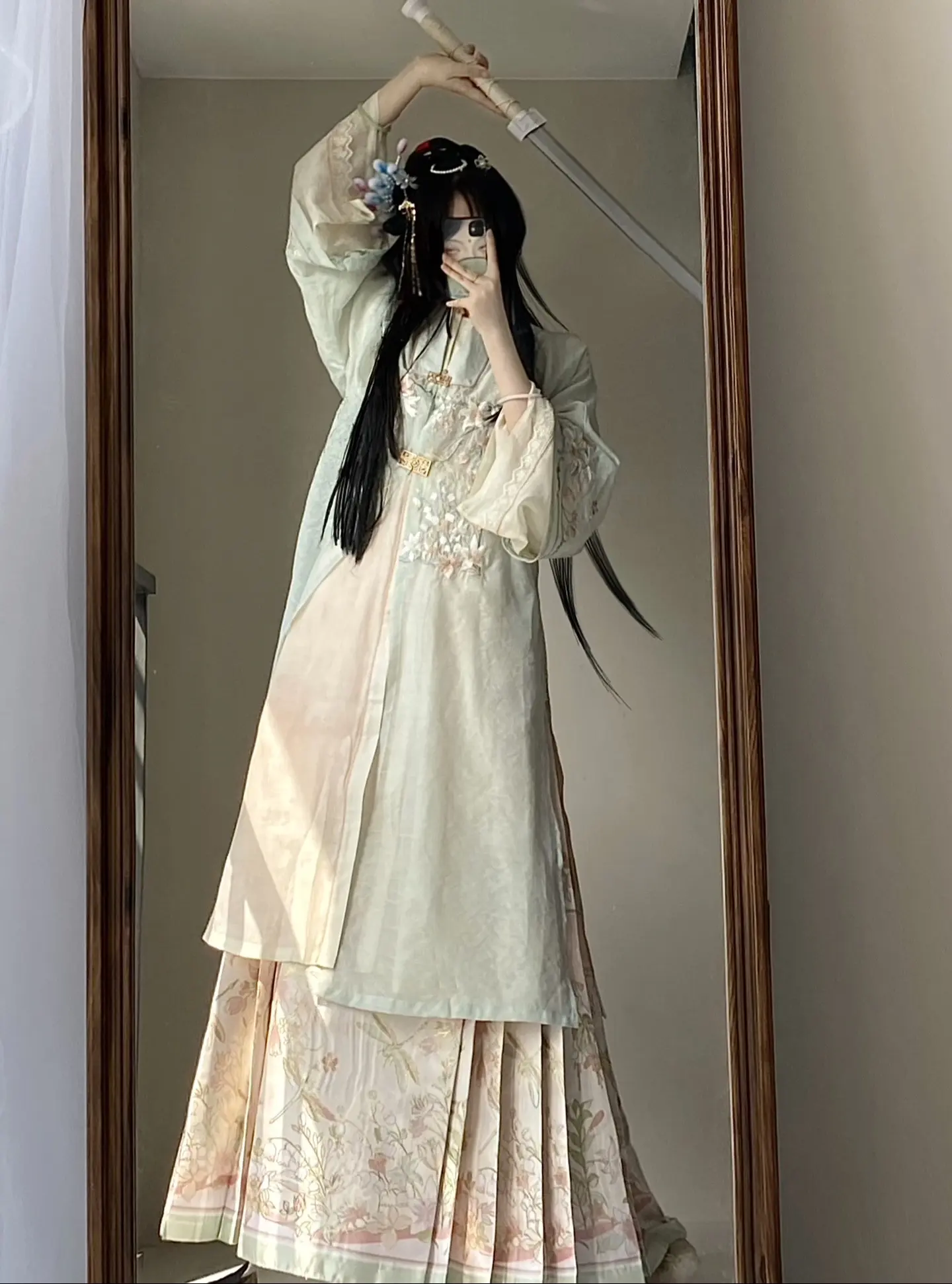 哥哥若是觉得对诗不尽兴 妹妹也略懂一些拳脚