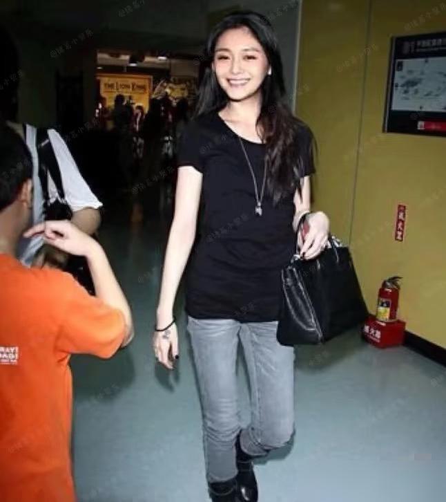 大S离世一年，汪小菲麻六记GMV掉80%，她当年拒的带货单是2000万台币一场。