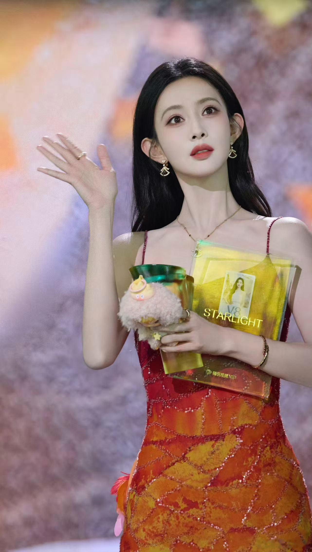 孟子义钻光粉纱孟子义循光而至孟子义循光而至，好美，