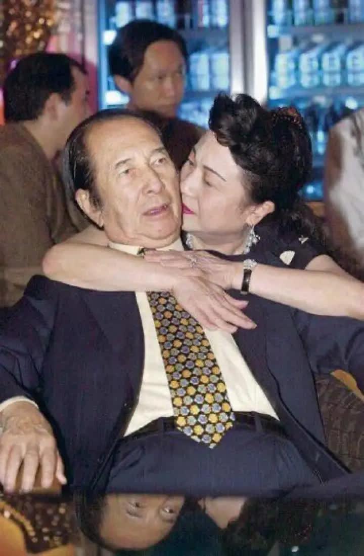 赌王何鸿燊依靠白富美发家，风流的他不仅娶了四位太太，还差点把利智变成五姨太，却因