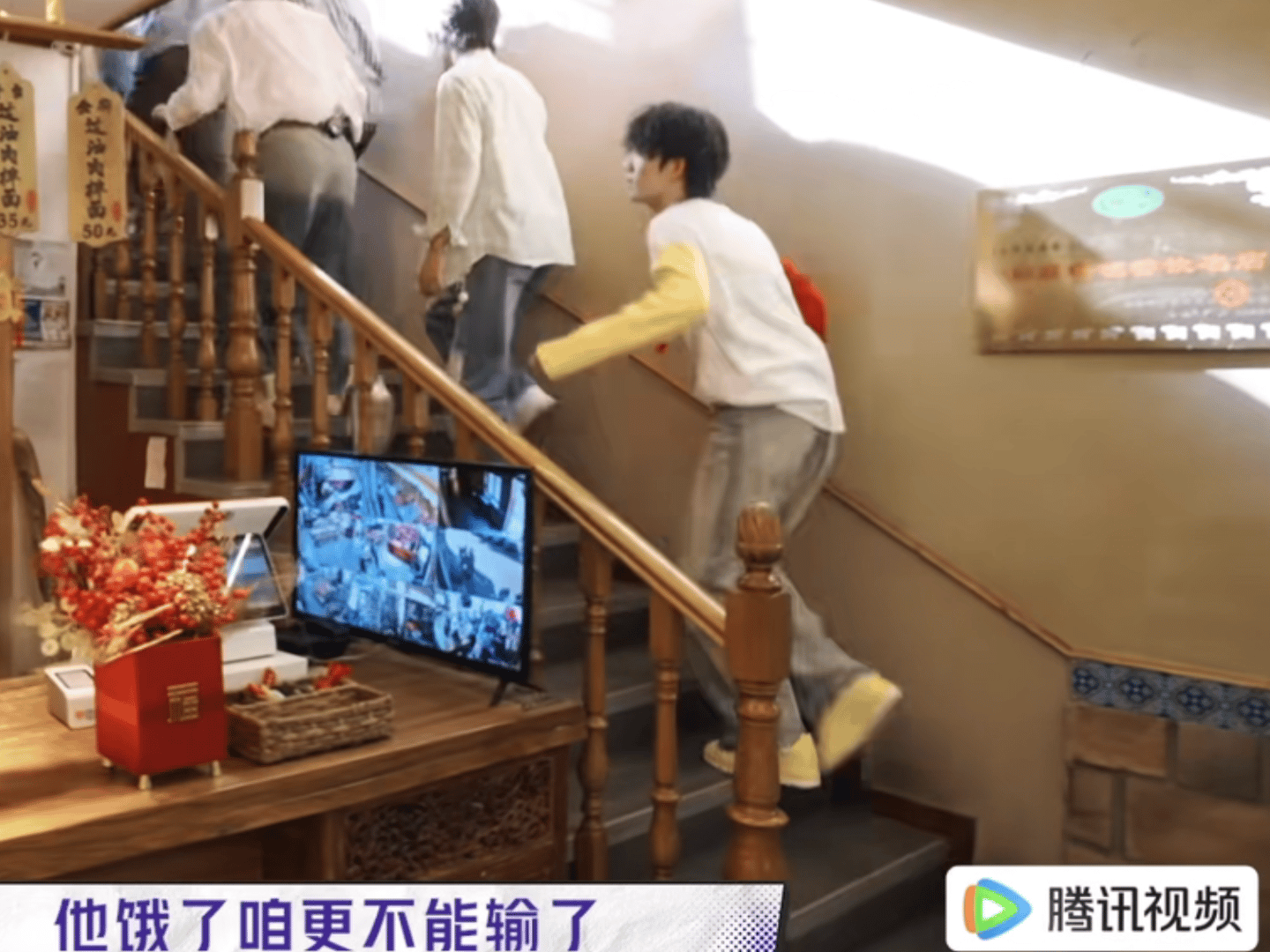 就说是小学生吧 上个楼梯蹦蹦哒哒的 ​​​