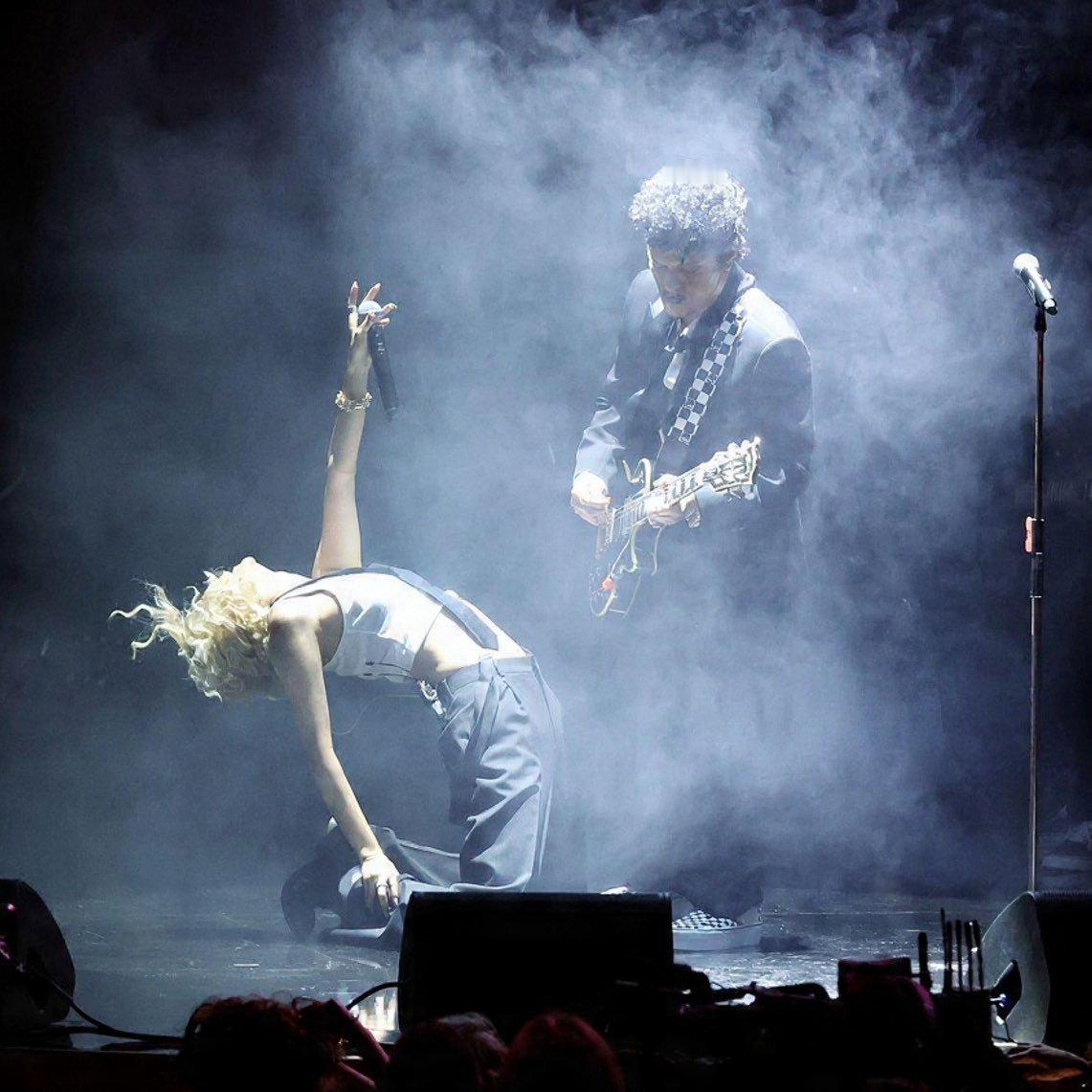 ROSÉ & Bruno Mars — 《APT. 》 格莱美 舞台，魅力四射✨