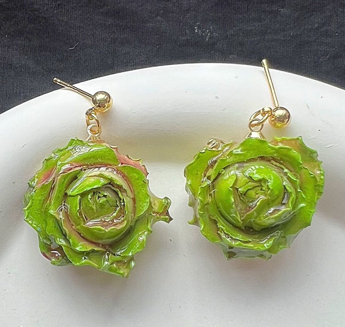 我问设计师这个是不是过新年吉祥耳钉，她说不是，这是“厌世小清新森系清冷毒药女妖绿