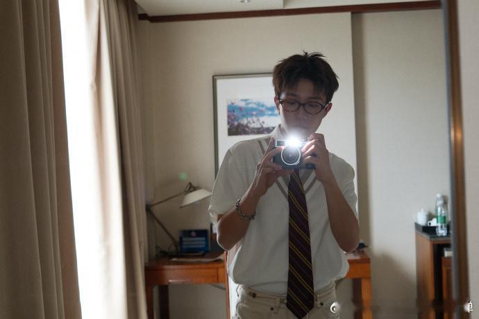 王一珩丸一哼打领带版  王一珩打领带版的丸一哼  王一珩的打领带版丸一哼造型，仿