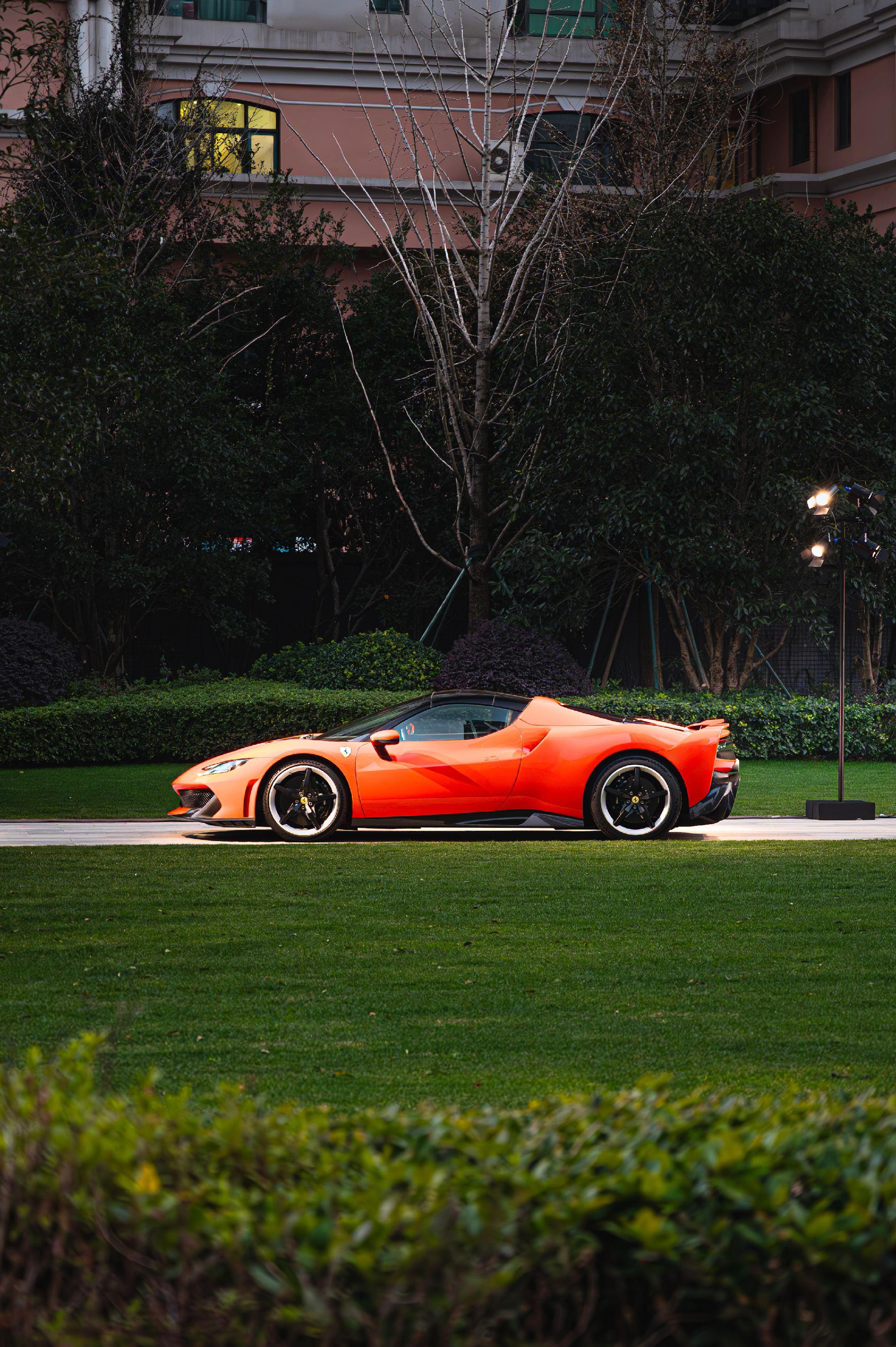 马年拍点法拉利。       2月的第一周，晚上路过法拉利之家正好看到...