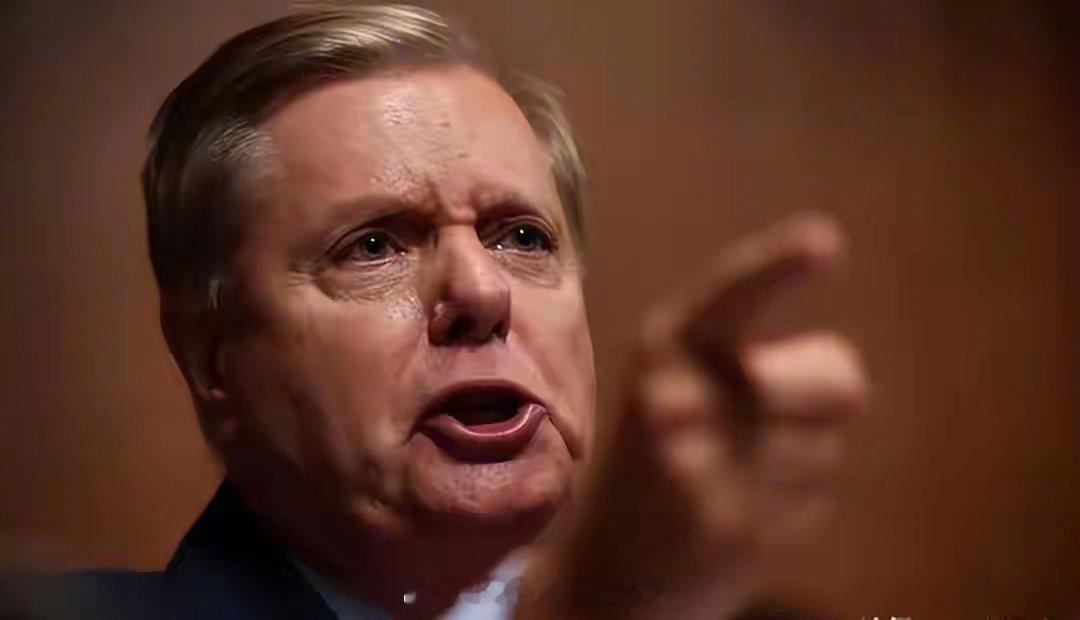 霍尔木兹海峡完全关闭美国政客是真急了，打了一个月仗却为中国做了嫁衣裳。2026年