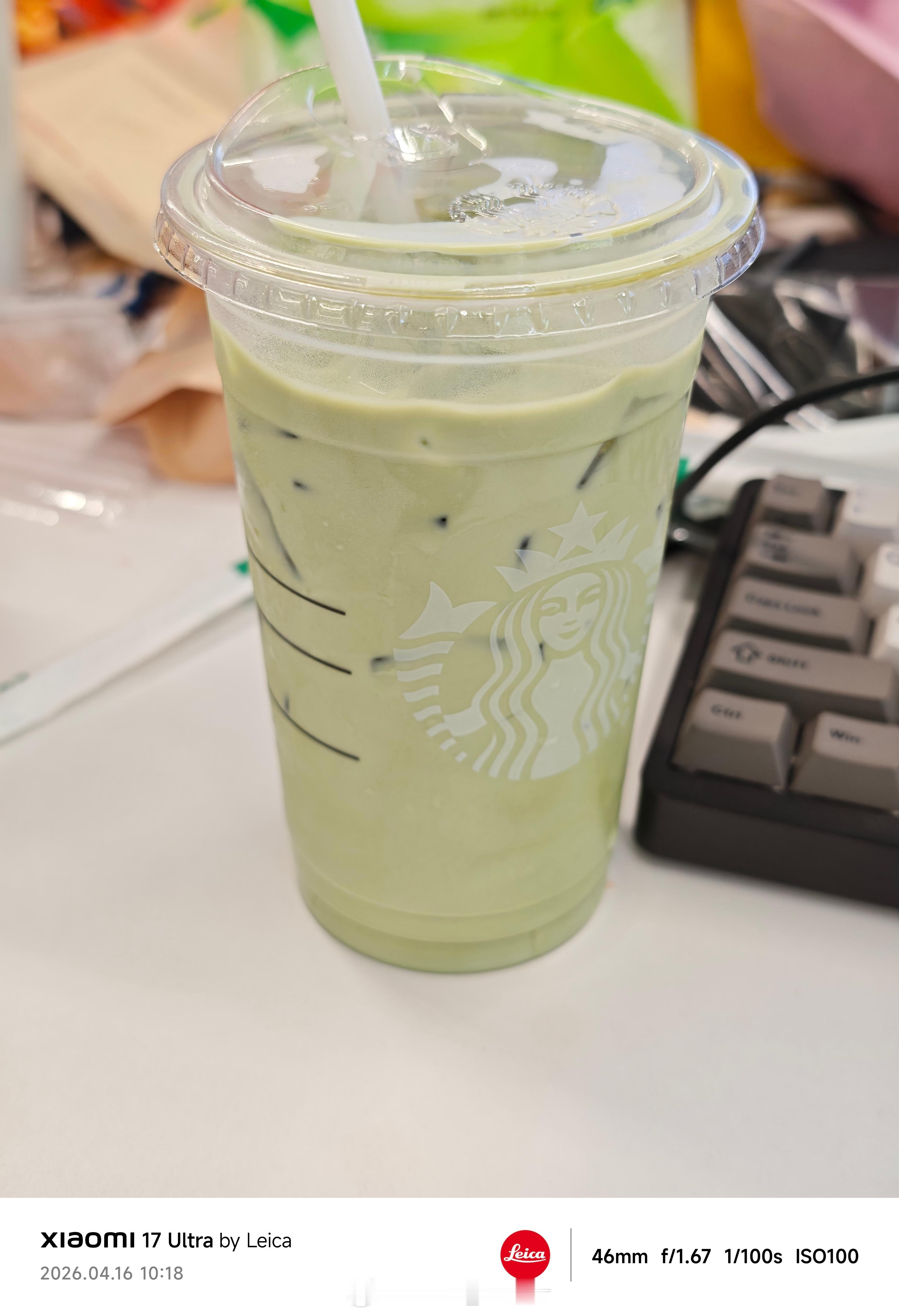 不喝咖啡第一天。这高蛋白抹茶拿铁用的牛奶有点甜，马上再喝一勺蛋白粉当早餐，这样一