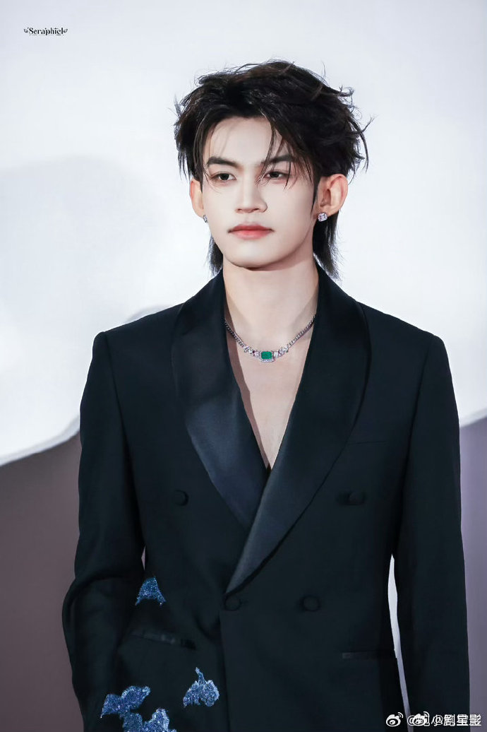 云旗高定  绝对就是行走的时尚icon了呀，看到云旗高定太拿捏了，又帅又酷，又觉