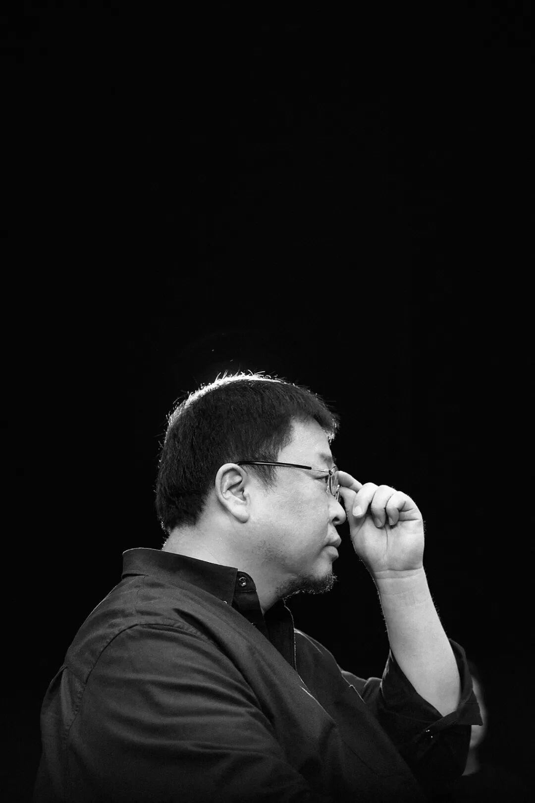 我觉得罗永浩脑子里有俩小人儿在打架：
一个小人儿说：老罗，认命吧，你就踏踏实实卖