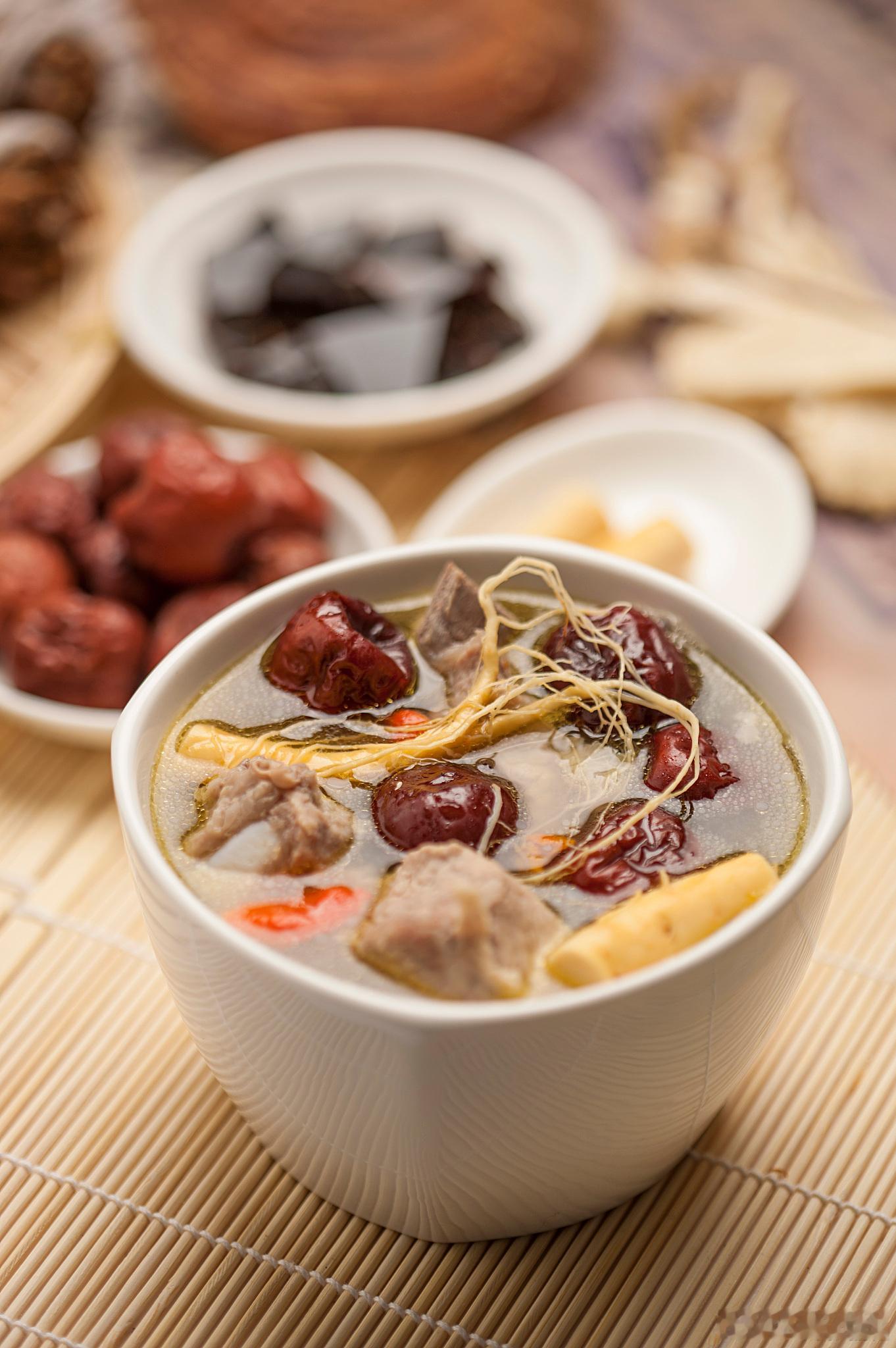 手脚冰冻，试试玉竹黄芪鸡汤，滋阴润燥、补气养血～最近气温嗖嗖地往下滑，冷得让人直