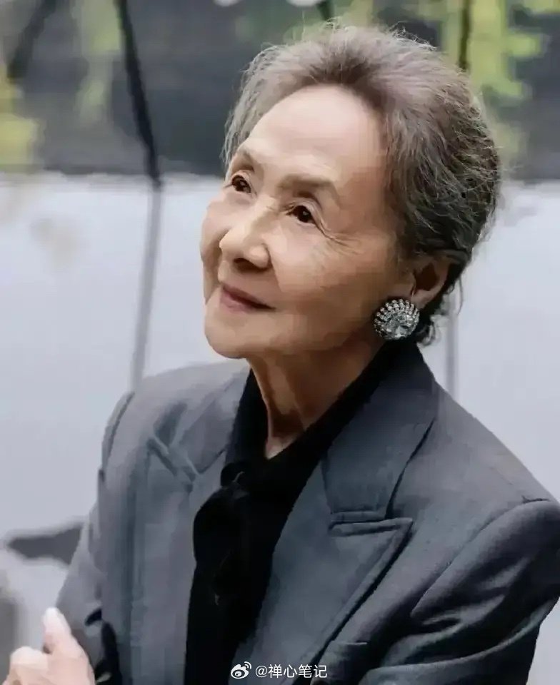 杨绛先生说:其实，女人哭不了几次，哭着哭着就开始恨，恨着恨着就开始狠，狠着狠着心
