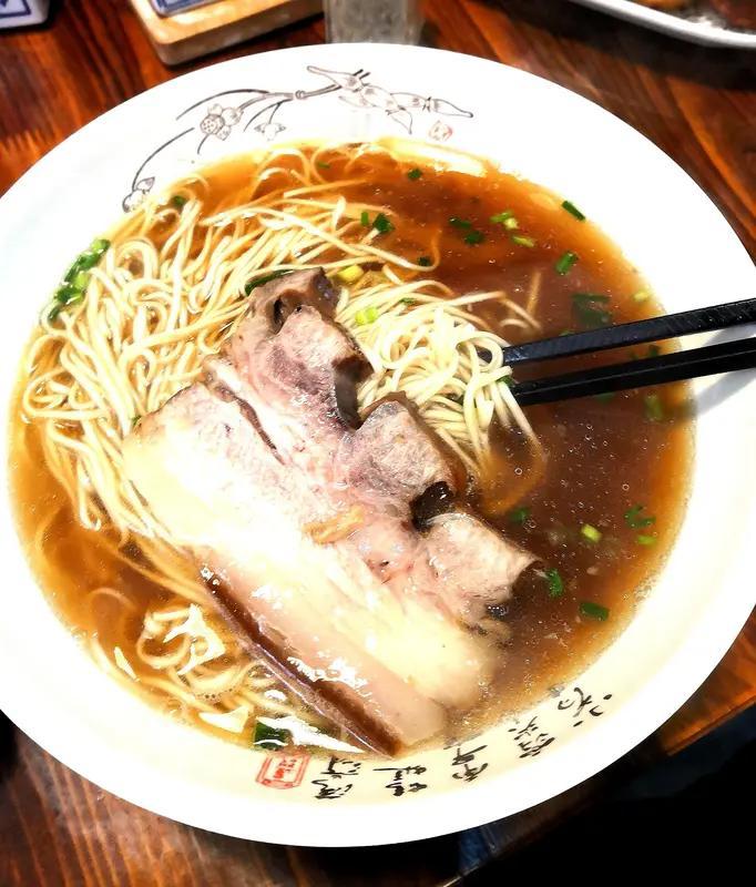 今天吃啥真是个世纪难题！就说上海有个老人，20块钱就能吃顿超舒服的早餐——古法焖