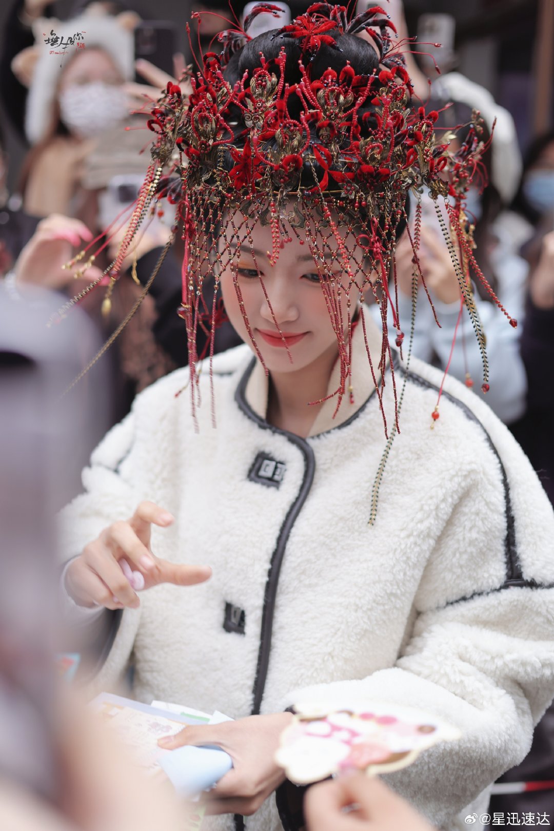 卢昱晓《入青云》大婚路透曝光，精致的婚服，美丽的容颜，让人对她在剧中的这场大婚戏
