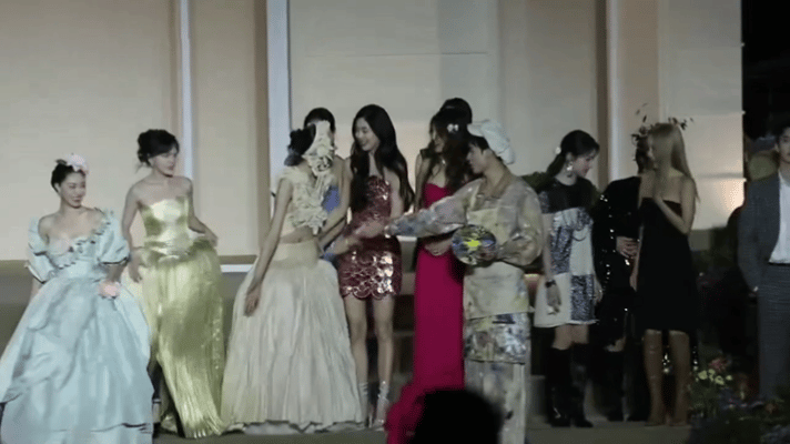 龚俊十秒钟打了十辆车 龚俊在vogue现场疯狂指挥交通，指完你的 指你的 指完你