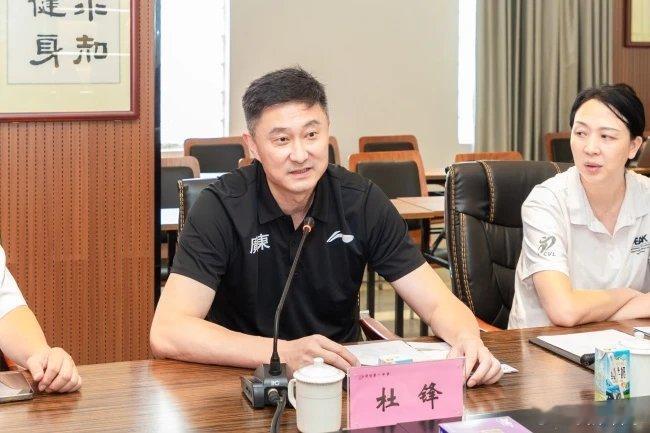 近日杜锋指导作为广东省篮排项目管理中心书记，来到了顺德一中走访调研女排工作，现场
