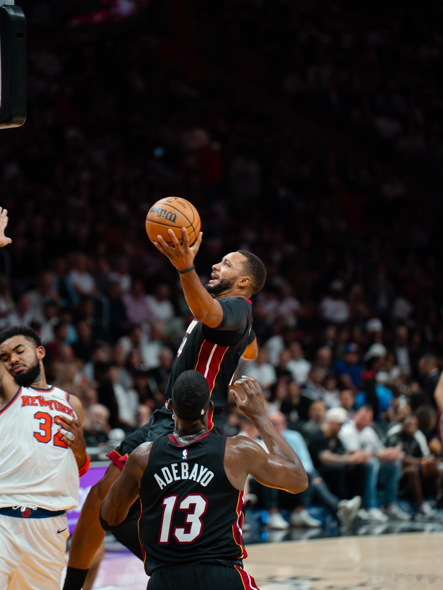 鲍科比晒最近赛场照片给自己打气：日子越难，越得稳住，越得硬气新赛季篮不住nba