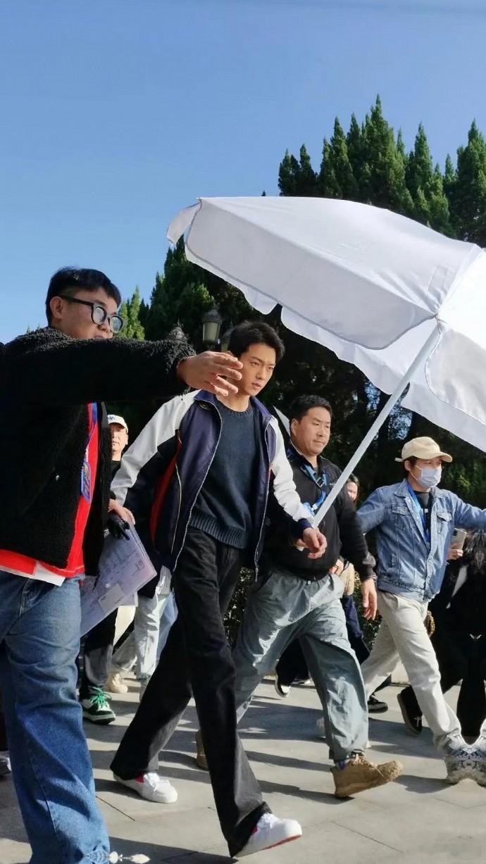 许凯这造型也还行啊，前两天那是什么装扮[疑问] 