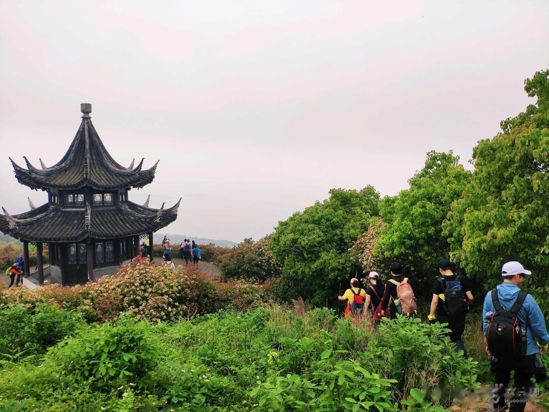 【苏州东山镇，为什么被叫做院士之乡？】
苏州东山镇，位于太湖当中，钟灵毓秀，人杰